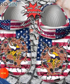 Football Crocs – Personalized Minnesota Vikings American Flag Breaking Wall Clog Shoes Football Crocs – Personalized Minnesota Vikings American Flag Breaking Wall Clog Shoes