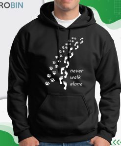 Mai Camminare Da Solo. Tshirt Regalo Per Padrona Di Cane Maglietta