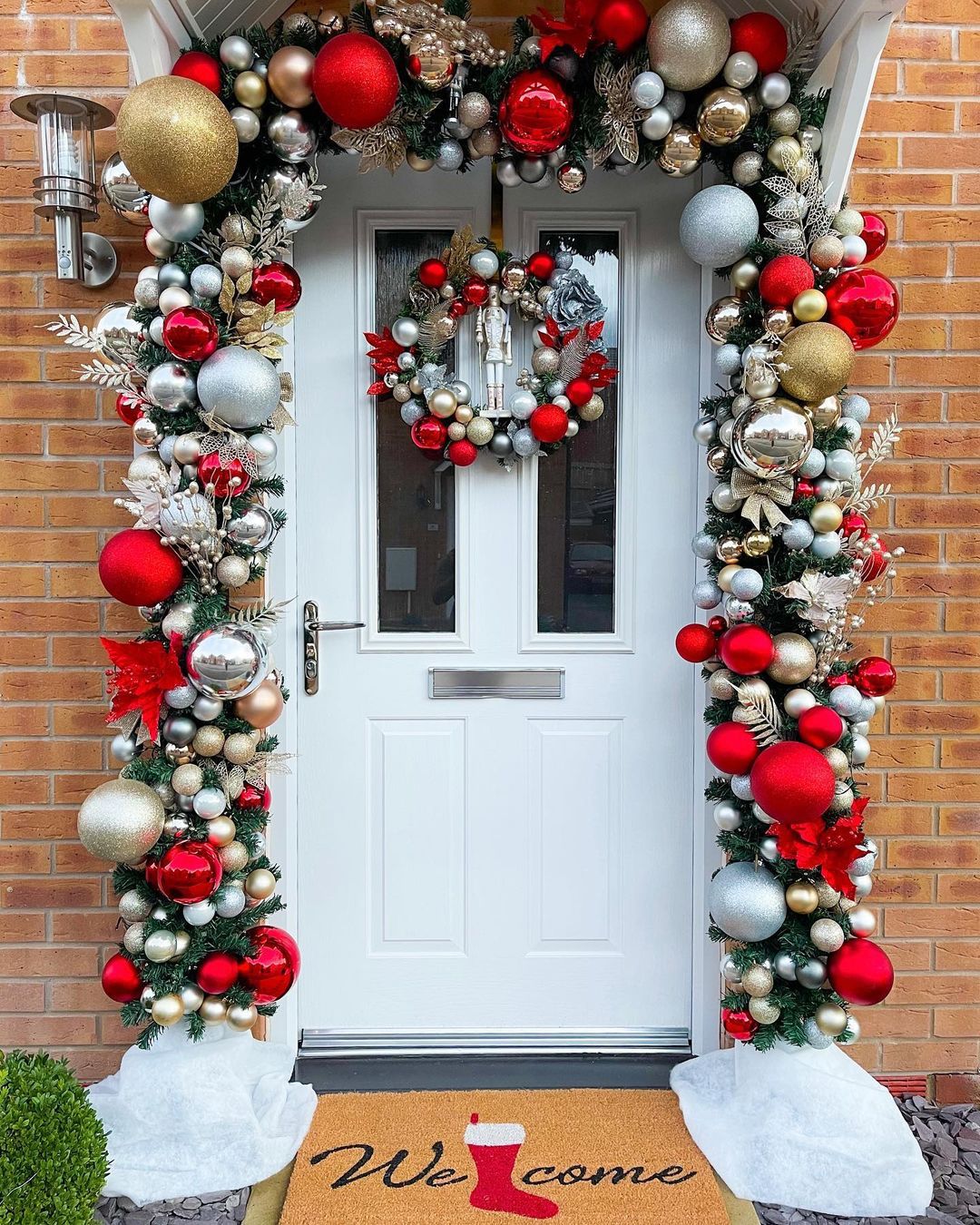 Christmas decorations for entrance doors Beautiful, Simple Indoor Christmas Decoration Tips