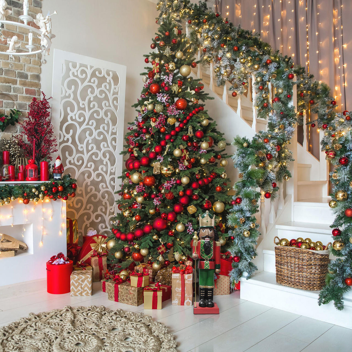 Indoor Christmas decoration with a Christmas tree Beautiful, Simple Indoor Christmas Decoration Tips