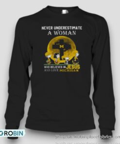 Peanuts Characters Never Underestimate A Woman Who Believes In Jesus And Loves Michigan Wolverines Unisex Shirt