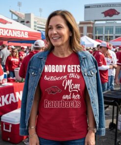 Nobody Gets Between Mom And Her Arkansas Razorbacks Unisex Shirt